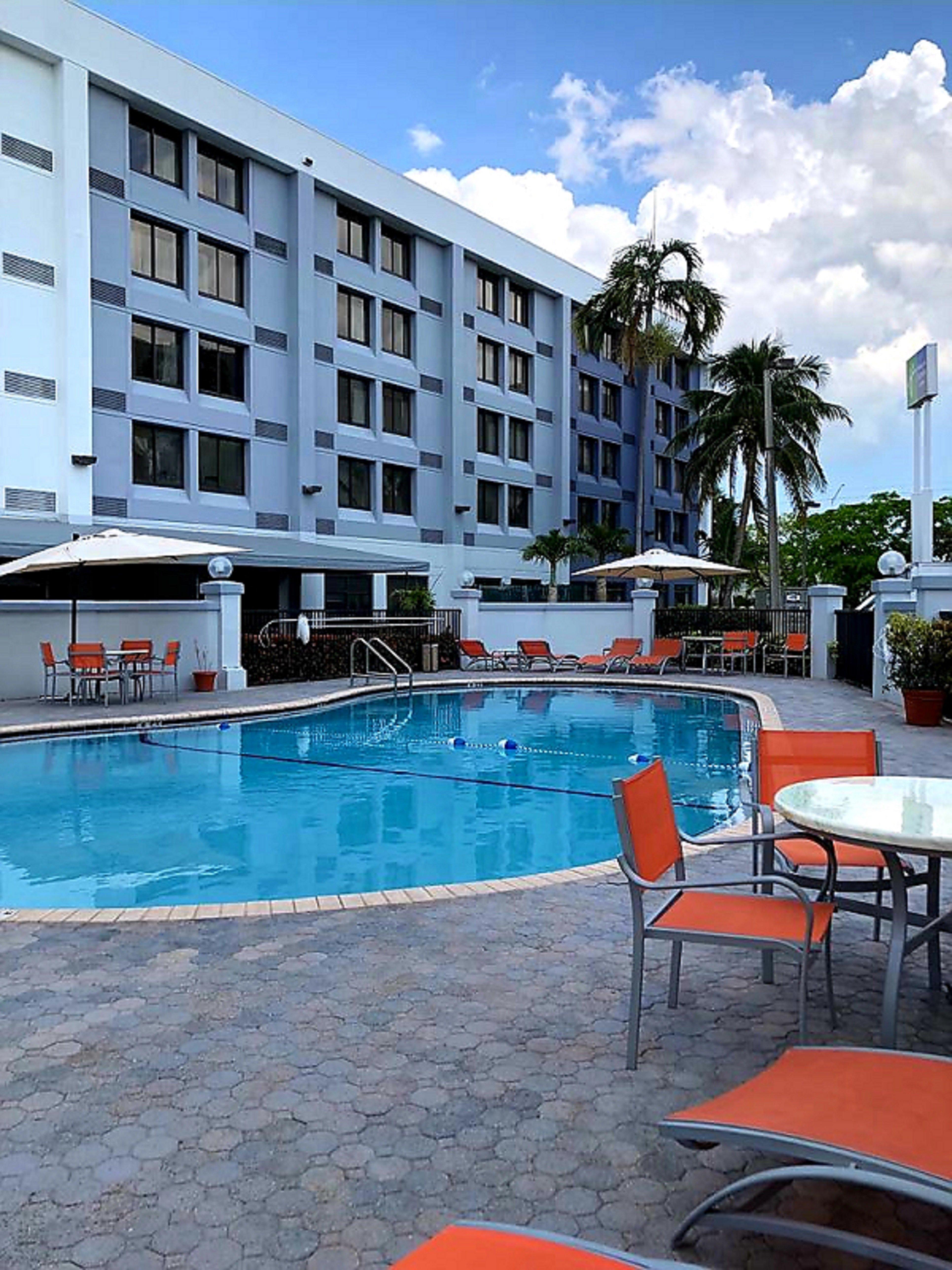 Holiday Inn Express Hotel & Suites Miami - Hialeah By Ihg Exterior foto