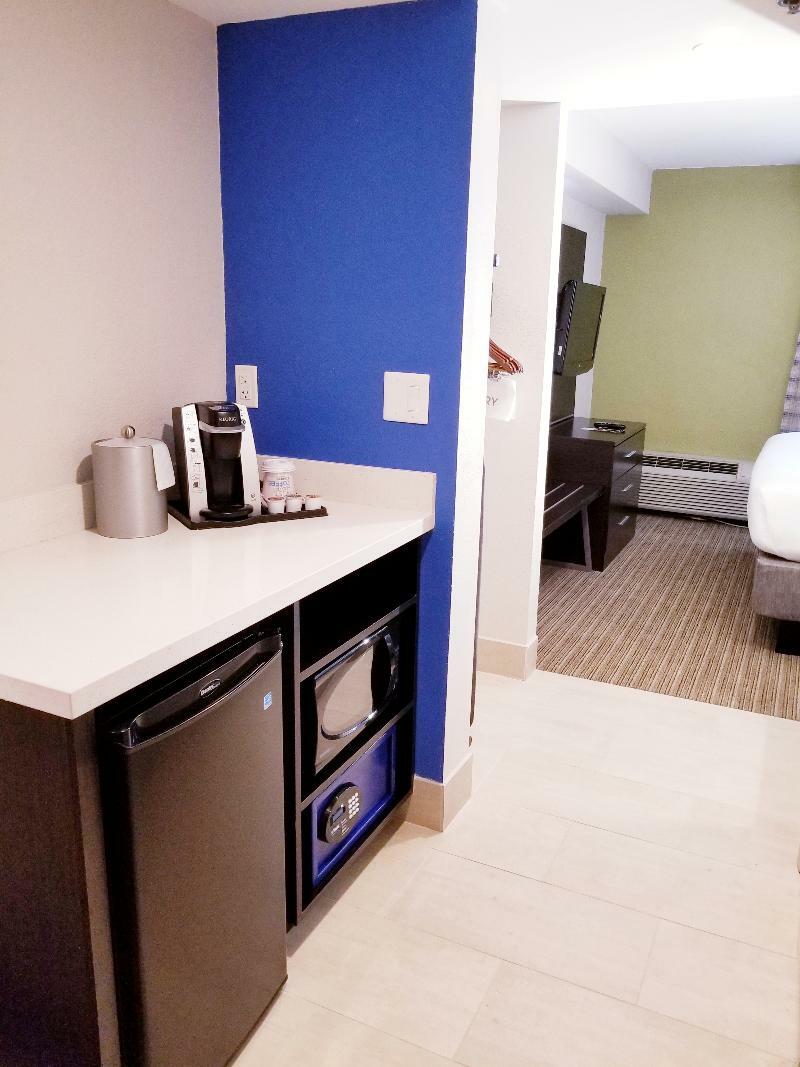 Holiday Inn Express Hotel & Suites Miami - Hialeah By Ihg Exterior foto